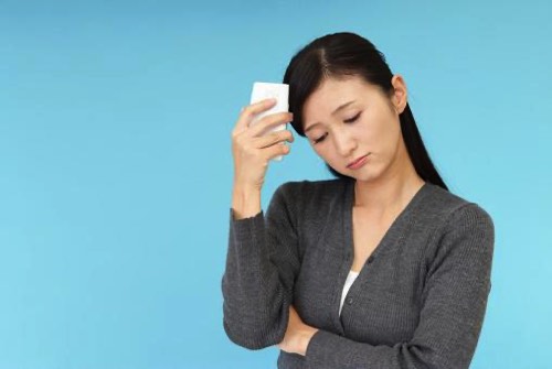 通信障害に困る女性