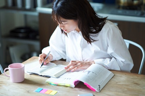 学ぶ女性