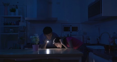 停電に対応する夫婦