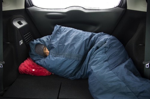 車中泊する女性