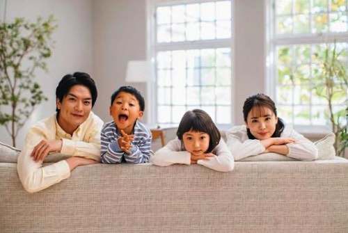 ソファーでくつろぐ家族